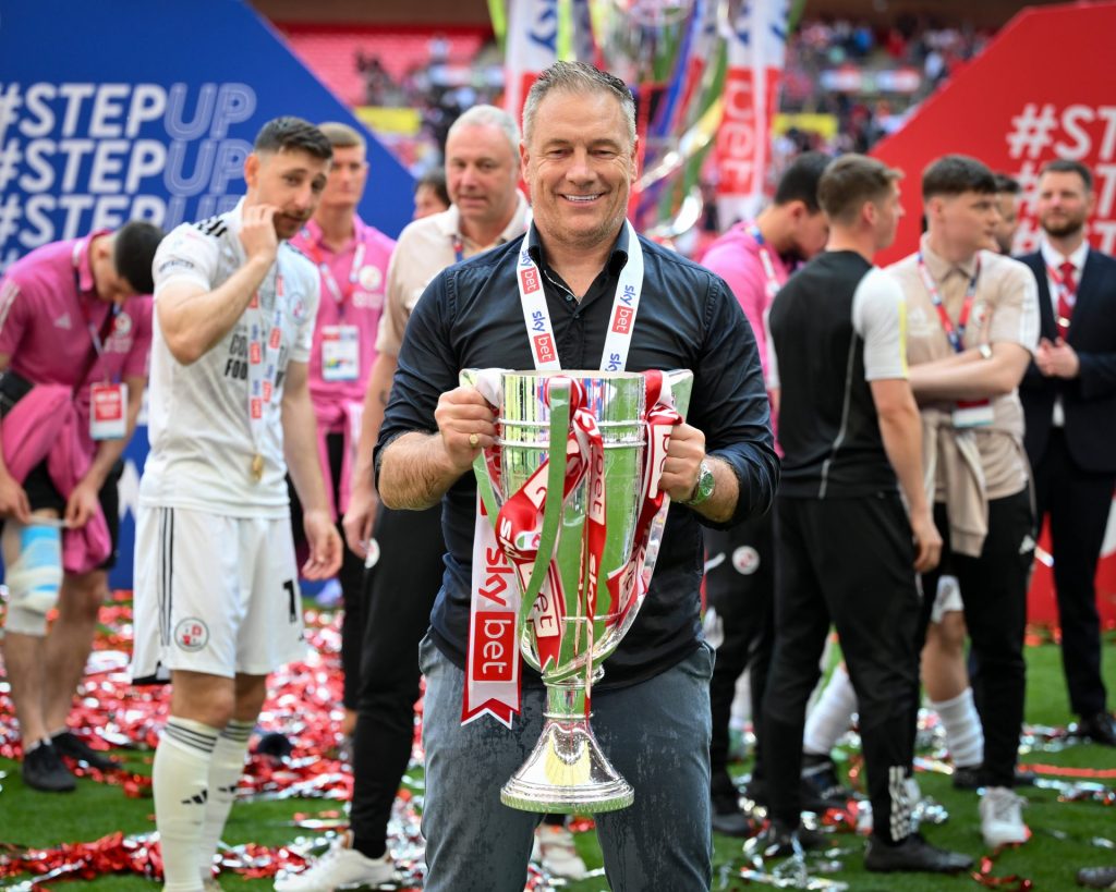Scott Lindsey møter gamleklubben når Crawley tar imot Swindon. Oddstips