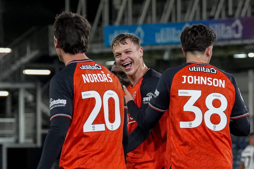 Lasse Nordås er blitt en joker for Luton. Her sammen med kaptein Mads Anderson. League One