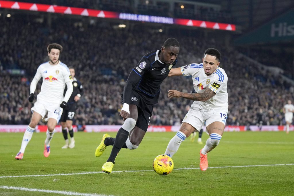 Premier League: Chelsea - Leeds Noah Okafor Leeds og Trevoh Chalobah Chelsea. Credit IMAGO PPAUK