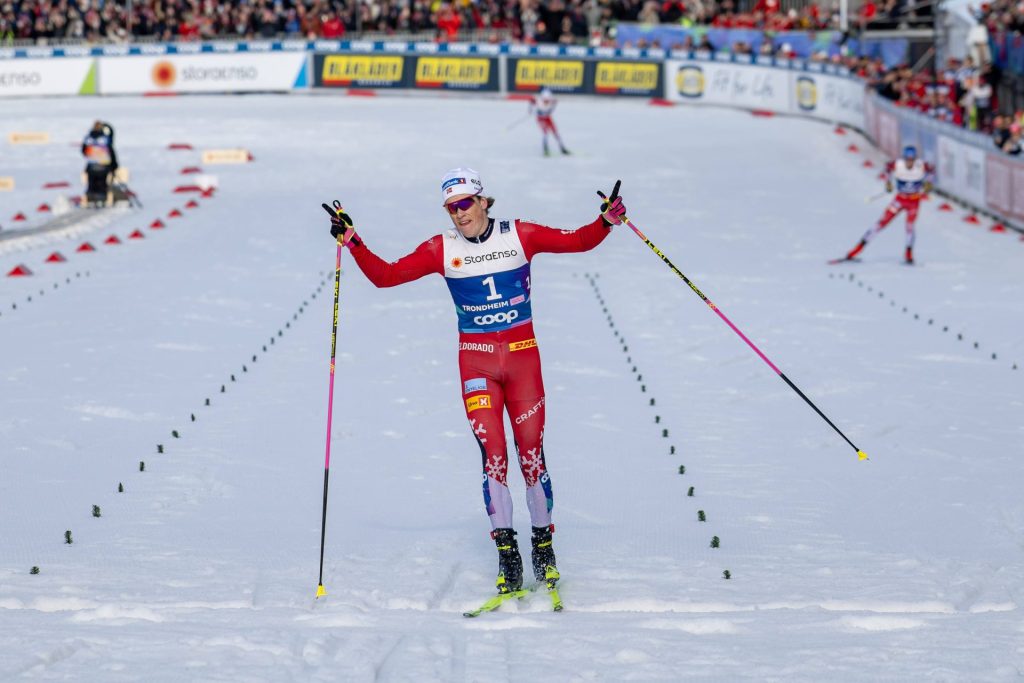 Vinter-OL 2026 tirsdag 10. februar – sprintfinaler, Klæbo-favoritt og dagens beste OL-spill 2 Skiløper feirer seieren på målstreken.