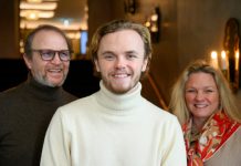 Oliver Solberg under en pressedag på Grand Hotel i Stockholm i forkant av rally-VM sesongen. Her sammen med foreldrene sine Petter og Pernilla Solberg. Foto: Jessica Gow / TT / NTB.