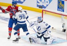 Montreal Canadiens' Kirby Dach og Tampa Bay Lightnings Emil Lilleberg (78) ser på mens Lightnings målvakt Andrei Vasilevskiy (88) slipper inn det avgjørende målet fra Canadiens' Lane Hutson på overtid. Foto: Christinne Muschi / The Canadian Press / AP / NTB
