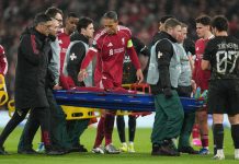 Hugo Ekitiké ut på båre: – Det ser ikke bra ut Hugo Ekitiké hadde store smerter etter skaden. Foto: Jon Super / AP / NTB