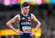 Jakob Ingebrigtsen etter 5000-meterfinalen i VM i Tokyo sist september. Foto: Petr David Josek / AP / NTB.
