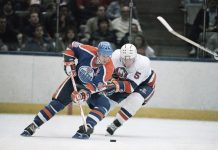 Wayne Gretzky (til venstre) i en kamp mot New York Islanders i NHL i mars 1988. Foto: Wa Funches / AP.
