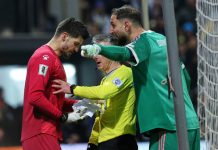 14-årig ballgutt ble joker da Italia misset i VM-kvalifiseringen – stjal lapp fra Donnarumma Gianluigi Donnarumma skal ha forsøkt å rive opp notatene til Bosnia-keeper Nikola Vasilj. Foto: Armin Durgut / AP / NTB