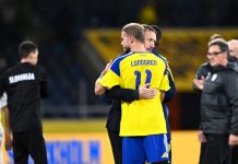 VM-drømmen knust for svensk kvalifiseringshelt – hælsenen røk Gustav Lundgren omfavnes av landslagssjef Graham Potter etter at Sverige slo Polen og sikret VM-billett. VM-drømmen ble knust da hælsenen røk mandag. Foto: Pontus Lundahl