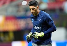 Zaragoza-keeper Esteban Andrada er i hardt vær etter at han slo til en motspiller. Keeperen er på utlån fra Monterrey. Foto: Mike Stewart / AP / NTB