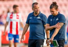 Tor Thodesen (midten) fra tiden som Kvik Halden-trener i 2021. Foto: Beate Oma Dahle / NTB