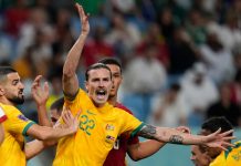 Jackson Irvine i aksjon for Australia i en VM-kamp mot Danmark i 2022. Foto: Aijaz Rahi / AP / NTB