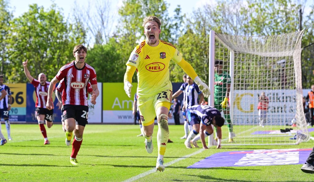 Exeter-keeperen jubler for utligning på overtid i møte med Stockport. League One