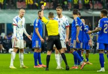 Her får Erling Braut Haaland gult kort i Norges kvalifiseringskamp mot Italia på San Siro. Foto: Fredrik Varfjell / NTB