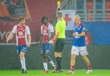KFUMs Moussa Njie får gult kort av dommer Kristoffer Hagenes mot Vålerenga i fjor. Foto: Fredrik Varfjell / NTB