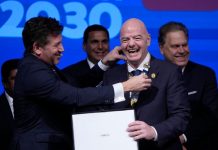 Infantino får søramerikansk støtte – vil ha ham gjenvalgt Gianni Infantino sammen med Conmebol-president Alejandro Dominguez på det søramerikanske fotballforbundets kongress i 2024. Foto: Jorge Saenz / AP / NTB