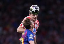 Alexander Sørloth i duell med Barcelonas Frenkie de Jong i CL-kvartfinalen. Foto: Manu Fernandez / AP / NTB