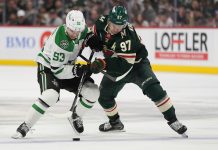 Stars' Wyatt Johnston (til venstre) i kamp med Wilds Kirill Kaprizov. Foto: Abbie Parr / AP / NTB