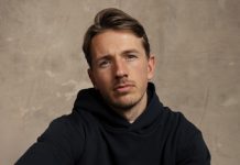Sander Berge i den nye VM-kolleksjonen til Norges Fotballforbund. Nå vil UD ha løvelogoen fjernet. Foto: NFF / Fanhaus / Handout