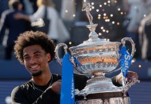 Arthur Fils med trofeet etter finaleseieren i Barcelona Open. Foto: Joan Monfort