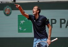 Tennisstjerne fikk kjeft av kona under pinlig Roland-Garros-exit: – Du må oppføre deg Daniil Medvedev fikk trøbbel i varmen og røk ut av Roland-Garros i 1. runde. Foto: Aurelien Morissard / AP / NTB