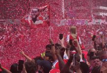 Lykkelig Ødegaard under seiersparade etter ligagullet: – Dette føles fantastisk Arsenal-paraden ble en kjempefeiring. Foto: Kin Cheung / AP / NTB