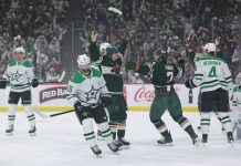 Minnesota Wilds Quinn Hughes (med hendene i været) jubler etter å ha sendt Minnesota Wild i føringen mot Dallas Stars. Wilds vant kampen 5-2 og er klare for kvartfinalen i Stanley Cup. Foto: Bailey Hillesheim / AP / NTB