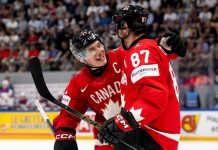 20-åring skrev vill NHL-kontrakt – blir historisk Macklin Celebrini avbildet sammen med Sidney Crisby i VM- Foto: Anthony Anex / Keystone via AP / NTB