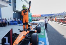 Britiske Lando Norris kan juble etter at han var raskest i sprintkvalifisering i sin svarte og oransje McLaren i Miami fredag. Foto: Lynne Sladky / AP / NTB
