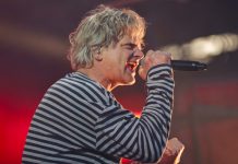 Gir ut ny VM-versjon av «Bønda ifra nord» Prepple Houmb synger også på den nye versjonen av «Bønda ifra nord». Her er han på scenen under festivalen OverOslo i 2024. Foto: Geir Olsen / NTB