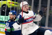 Norsk ishockeytalent i ordkrig: – Kaller moren min for hore Tinus Luc Koblar under VM tidligere i år. Foto: Anthony Anex / Keystone via AP / NTB