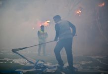 Kampen mellom Örgryte og IFK Göteborg ble stoppet etter brann på tribunen og omfattende pyrobruk. Foto: Hanna Brunlöf / TT / NTB