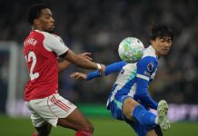 Premier League-profil mister VM Kaoru Mitoma (t.h) blir ikke å se i VM for Japan. Her er han fra en Brighton-kamp mot Arsenal i mars. Foto: Alastair Grant / AP / NTB