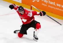 Ishockeygutta nær bragdseier mot Canada: – Tror vi kan ta en billig sigar Så glad ble Mark Scheifele da han scoret Canadas vinnermål mot Norge i forlengningen i ishockey-VM. Foto: Anthony Anex