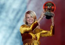 Ada Hegerberg med Ballon d'Or-trofeet i 2018. Foto: Christophe Ena