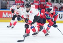 Norge nærmer seg VM-sensasjon – leder 2-0 over Canada Norge møtte Canada-stjerner i bronsekamp i ishockey-VM. Her John Tavares i aksjon. Foto: Darko Bandic / AP / NTB