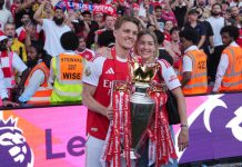 Martin Ødegaard holder Premier League-pokalen sammen med kona Helene Spilling. Lørdag kan det bli ny troféløfting for Arsenals kaptein. Foto: Kin Cheung / AP / NTB