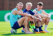 Jørgen Strand Larsen takker Haaland for hockeyfest – bekrefter at han har kjæreste Jørgen Strand Larsen (t.h.) sammen med assistenttrener Kent Bergersen og Erling Braut Haaland. Foto: Fredrik Varfjell / NTB