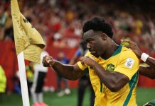 Australia-helten Irankunda – fra flyktningleir til VM-sensasjon Nestory Irankunda skyggebokset i ren Tim Cahill-stil etter å ha scoret for Australia i VM-åpningen lørdag. Foto: Kaleb Tatum / AP / NTB