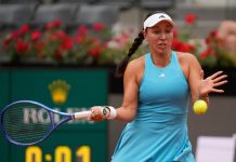Storturnering i tennis måtte evakueres etter ekstremvær – strømkabler under vann Jessica Pegula må vente på finalen sin. Foto: Gregorio Borgia / AP / NTB