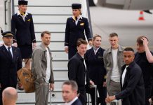Tyske VM-stjerner droppet Norge-luksus – valgte rutefly til USA Tysklands keeper Manuel Neuer (til venstre) og Jonas Urbig (i midten) på vei inn til flyet mot Chicago tirsdag. Foto: Michael Probst / AP / NTB.