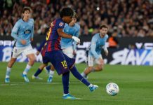 Dette straffesparket i april førte til at Lamine Yamal pådro seg en hamstringskade han fortsatt sliter med. Nå meldes det at han kan bli klar til Spanias første VM-kamp. Foto: Joan Monfort