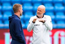 Fredrik Aursnes rett inn på laget mot Sverige – slik starter Norge Ståle Solbakken i samtale med Sveriges landslagssjef Graham Potter på Ullevaal før mandagens landskamp. Foto: Lise Åserud / NTB
