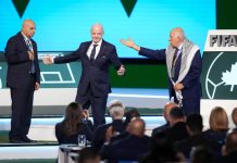 Palestinsk fotballpresident raser – har ikke fått USA-visum Jibril Rajoub (t.h.) ville ikke hilse på den israelske fotballpresidenten i fjor. Foto: Darryl Dyck/The Canadian Press via AP / NTB