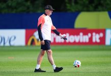 VM-sjokk gir Irak ekstra motivasjon foran Norge-møte Iraks trener Graham Arnold på treningsfeltet før åpningskampen mot Norge. Foto: Martin Meissner / AP / NTB