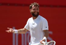 Kontroversiell tennisprofil bannet seg til kjempebot Corentin Moutet fikk bot. Foto: Steven Paston/PA via AP / NTB