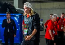 Erling Braut Haaland ankommer kamparenaen i Dallas-forstaden Arlington før Norges 16-delsfinale mot Elfenbenskysten. Foto: Terje Pedersen / NTB