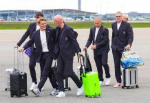 Slik skal Solbakken bruke flyturen til USA: – Grodås sovner først Martin Ødegaard og Ståle Solbakken i godt humør på vein inn på flyet som tar dem til USA. Med på bildet er også Jørgen Strand Larsen