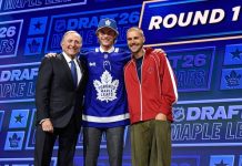 Gavin McKenna sammen med NHL-sjef Gary Bettman og Justin Bieber. Foto: Adrian Kraus / AP / NTB