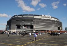 New York-ordfører med uværsbeskjed til norske fans: – Ikke verdt å risikere sikkerheten din Norges kamp mot Senegal kan bli utsatt på grunn av tordenvær. Foto: Frank Franklin II / AP / NTB