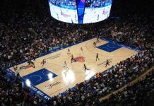 Billettpriser stuper i NBA-finalen – falt 70 prosent etter Knicks-tap Billettprisene har stupt til New York Knicks' kommende hjemmekamp i NBA-finalen. Foto: Mark Schiefelbein / AP / NTB