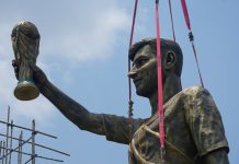 Messi-statue i India tatt ned Statuen av Lionel Messi ble fjernet mandag. Foto: Bikas Das / AP / NTB